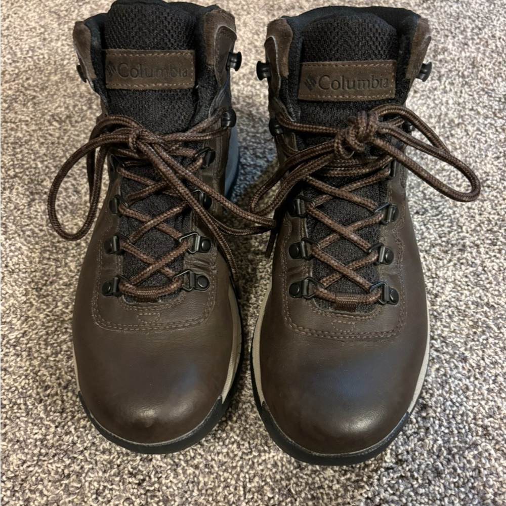 Columbia Brown Ankle Boots with Padded Collar and Leather Finish